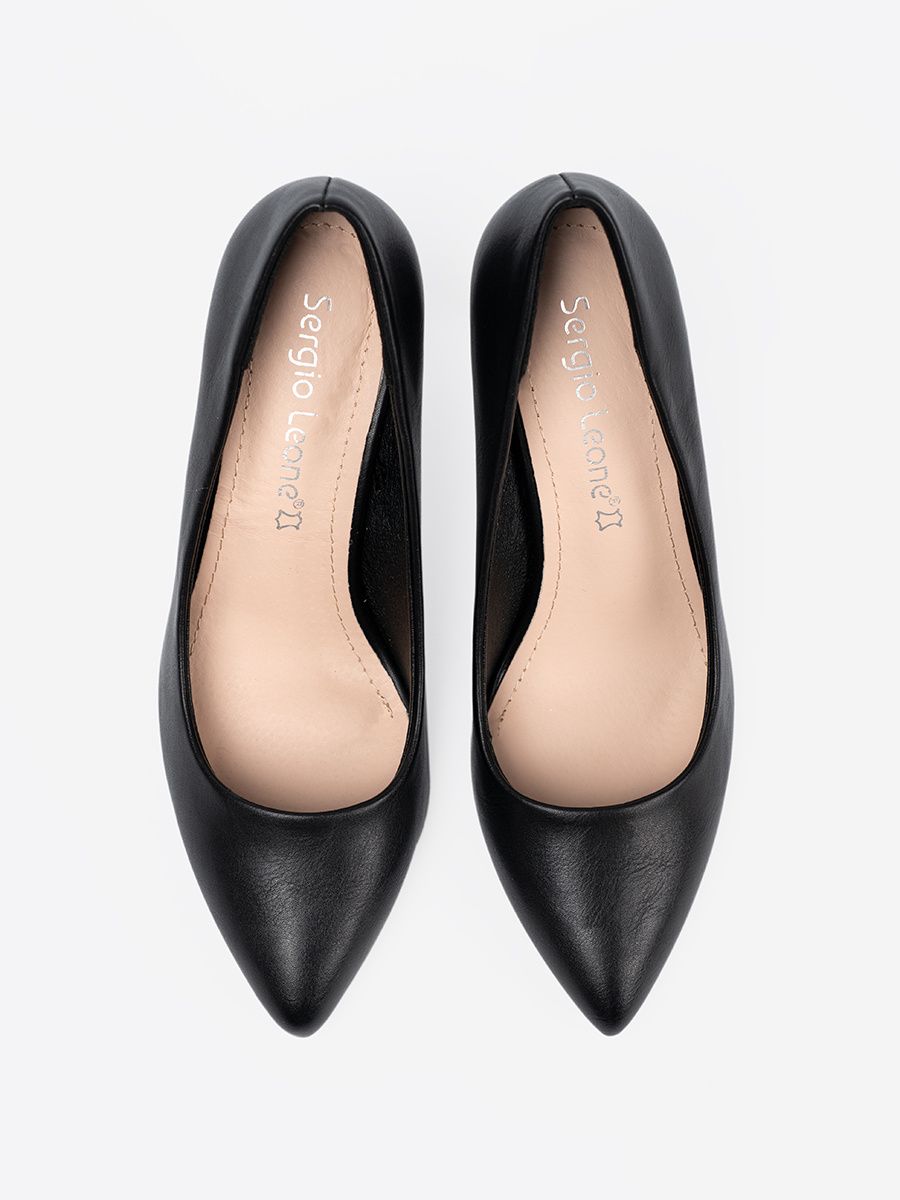 Klassische schwarze Pumps mit Absatz