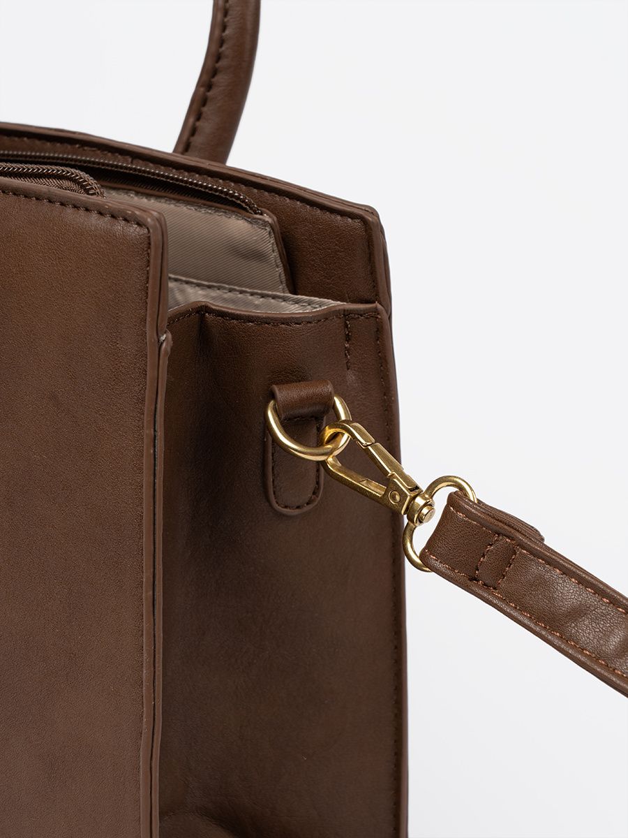 Braune Handtasche mit dekorativer goldener Schnalle