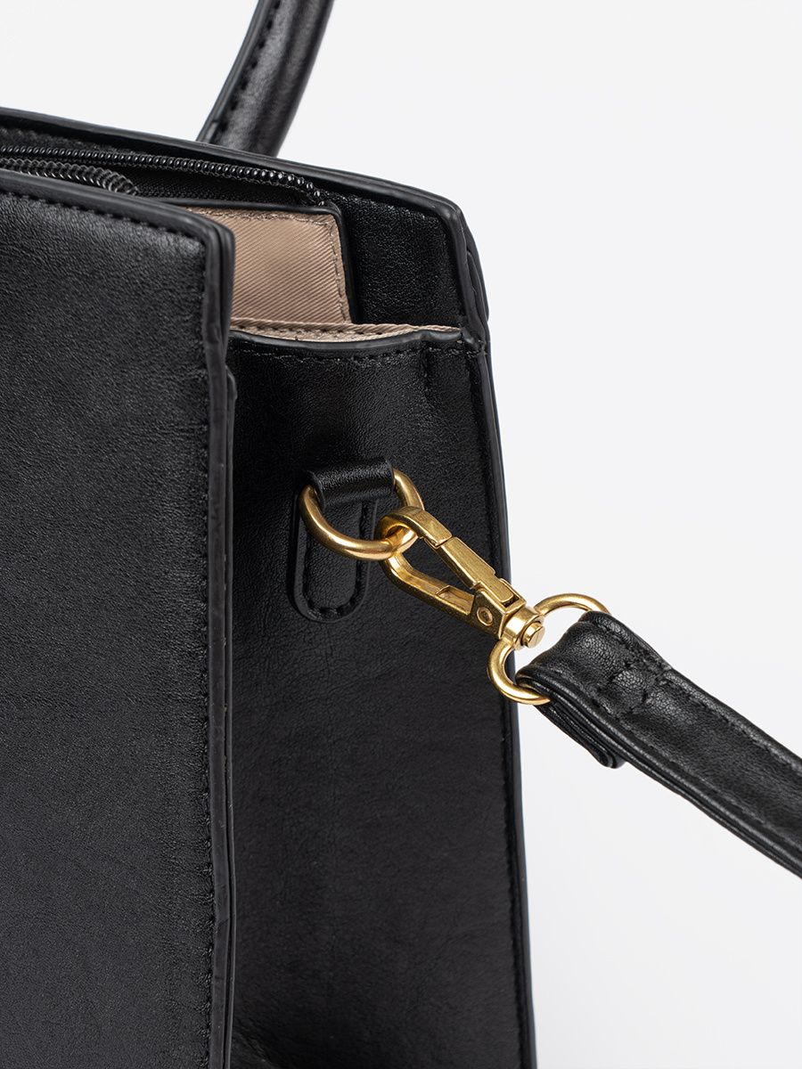 Schwarze Handtasche mit dekorativer goldener Schnalle