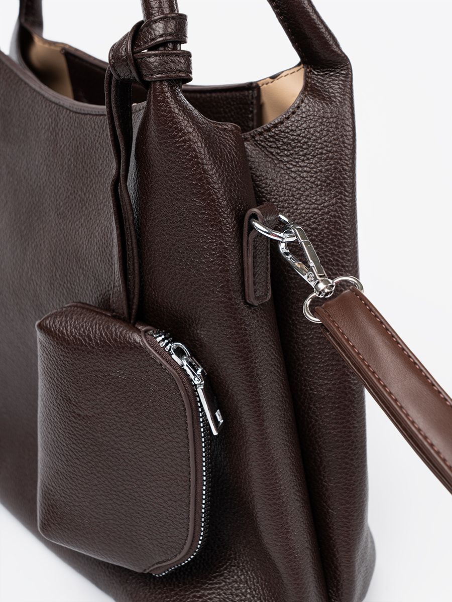 Elegante braune Handtasche mit Kosmetiktäschchen