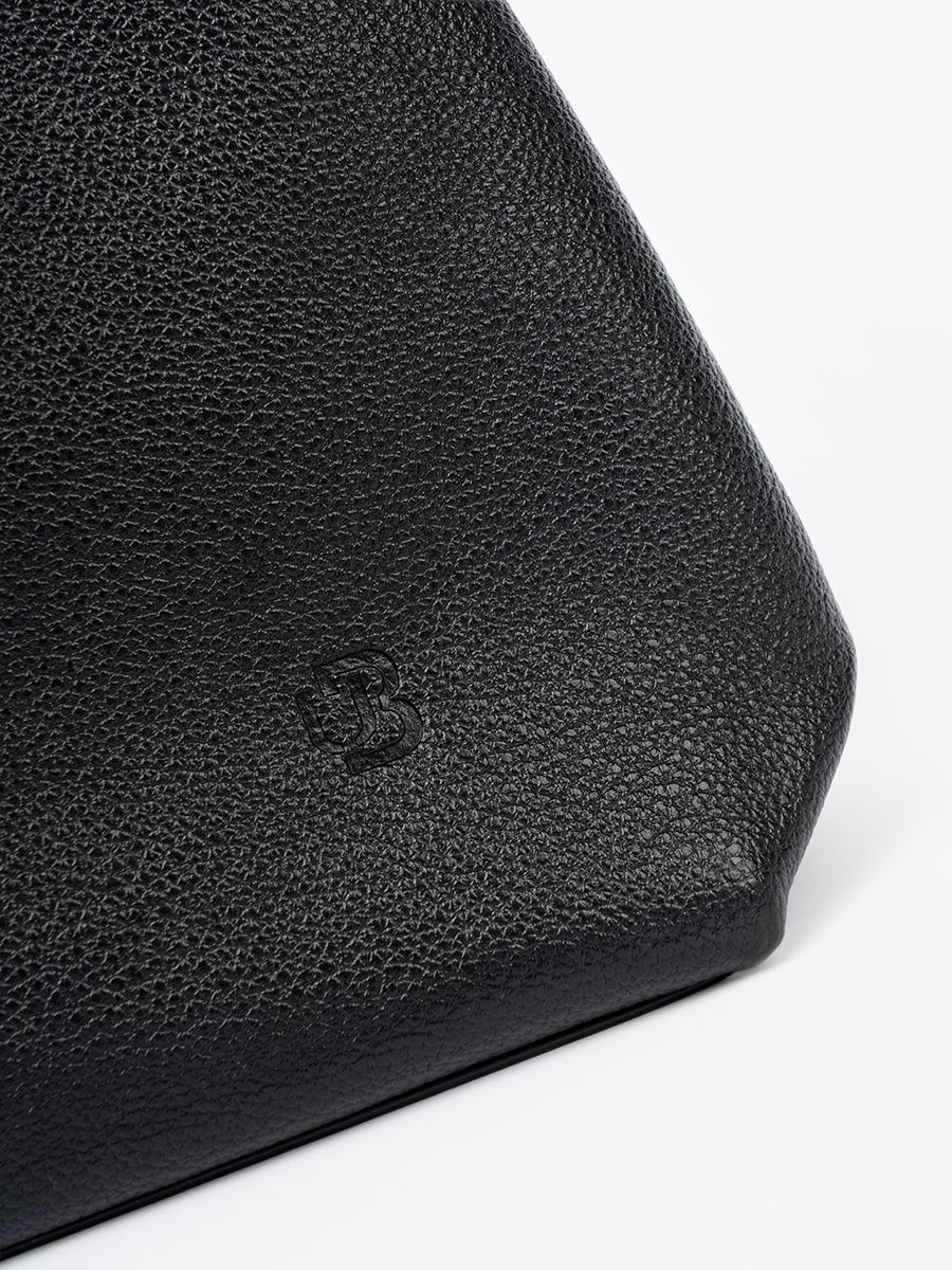 Elegante schwarze Handtasche mit Kosmetiktäschchen