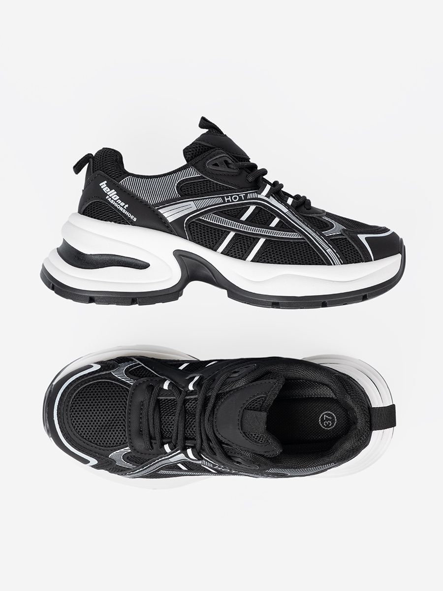 Schwarze Sneakers mit atmungsaktivem Obermaterial und massiver weißer Sohle