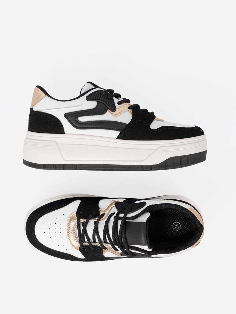 Schwarz-weiße Sneakers mit goldenen Details