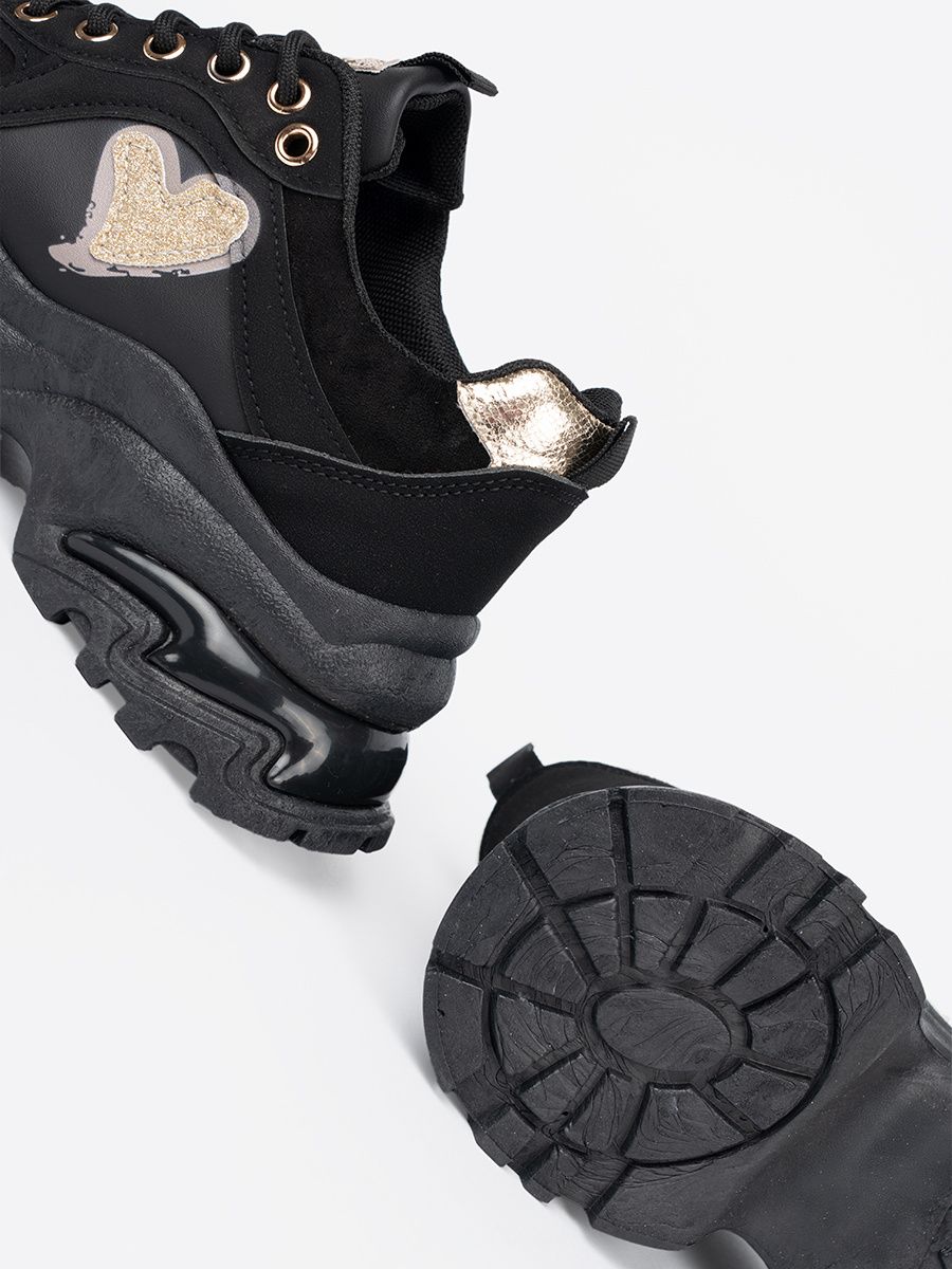 Schwarze Sneakers mit goldenem Herzen