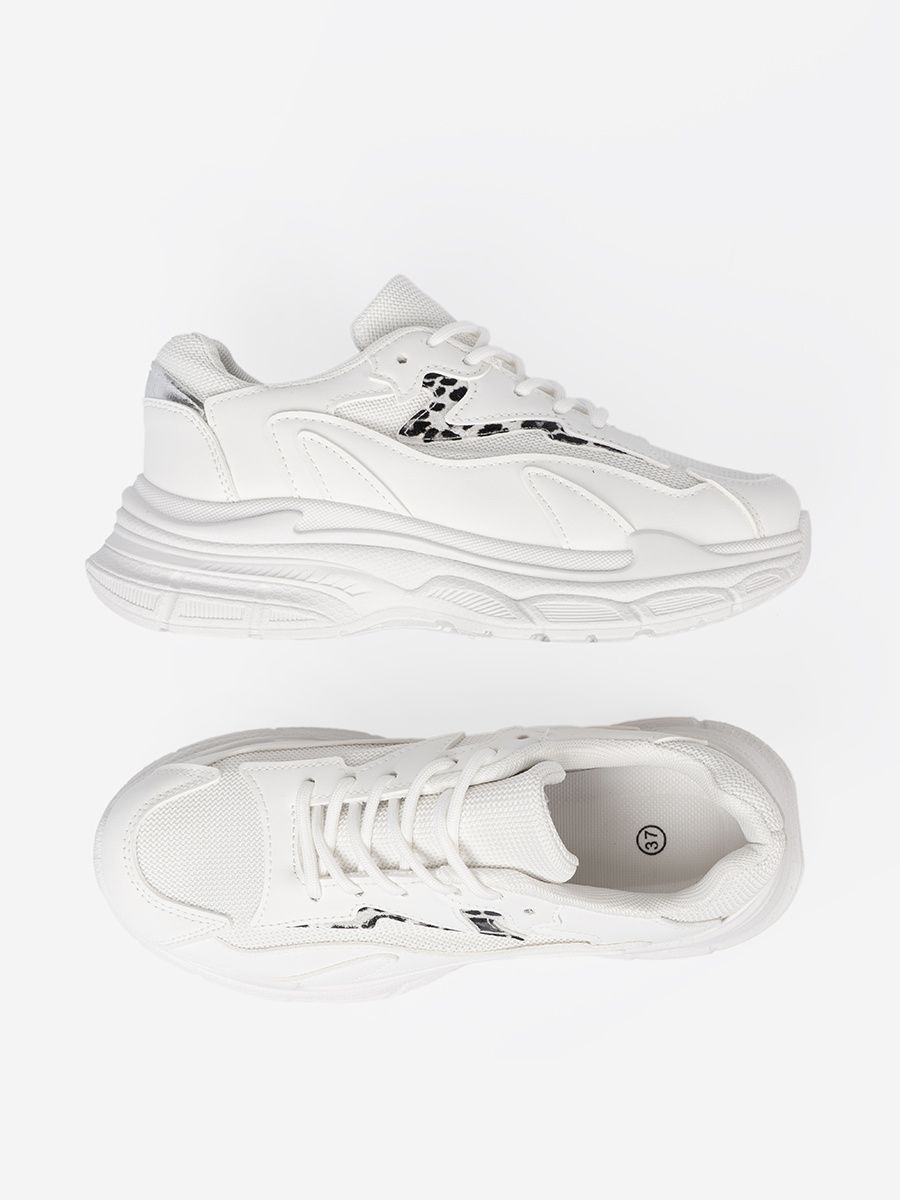 Weiße Sportschuhe mit dekorativem Akzent