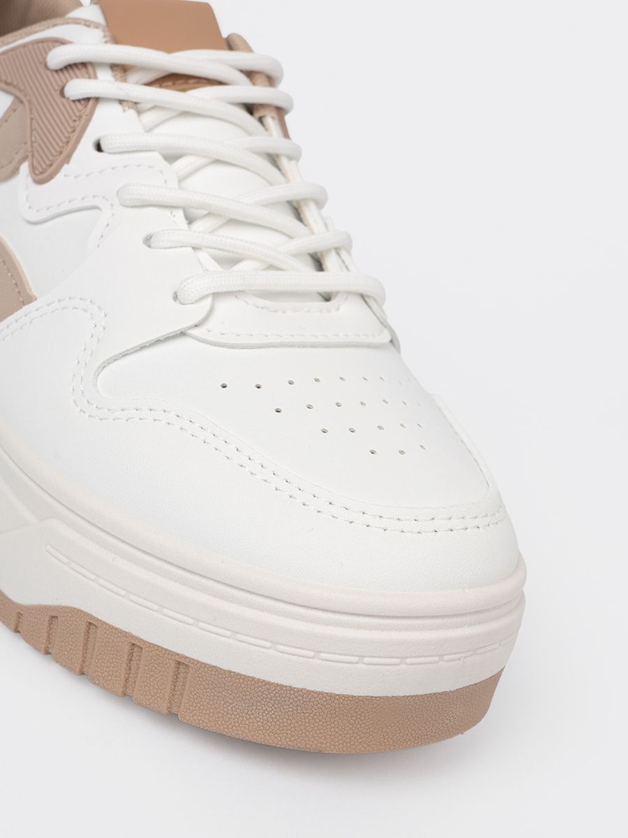 Weiß-beige Sneakers auf Plattform