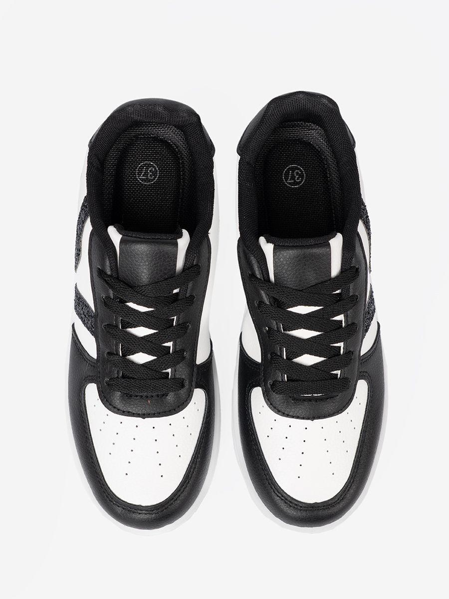 Stylische schwarz-weiße Sneakers mit glitzernden Details