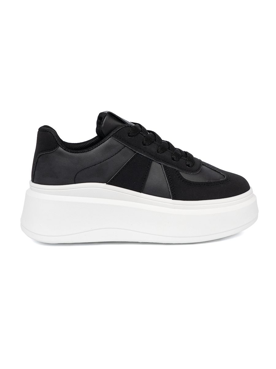 Klassische schwarze Sneakers mit dicker Sohle