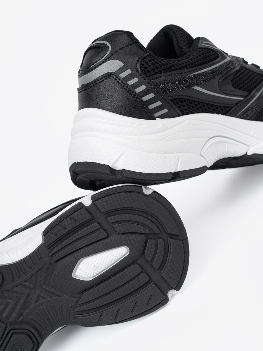 Schwarze Sneakers mit Netz und weißer Sohle