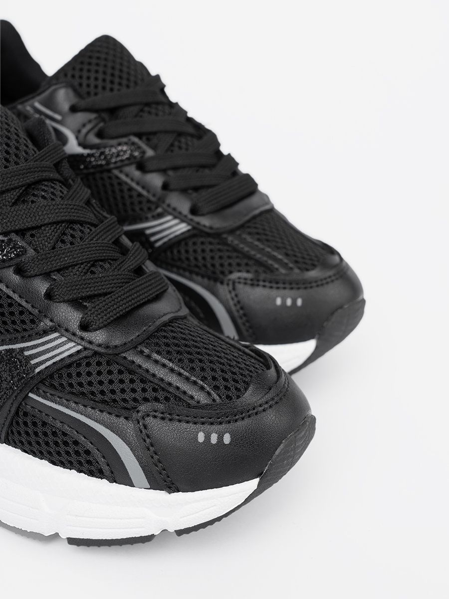 Schwarze Sneakers mit Netz und weißer Sohle