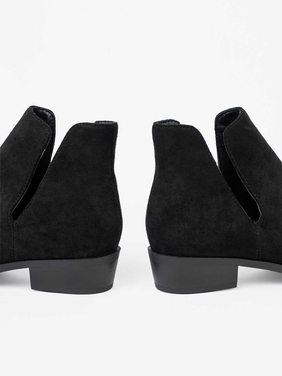 Schwarze Stiefeletten mit Ausschnitten