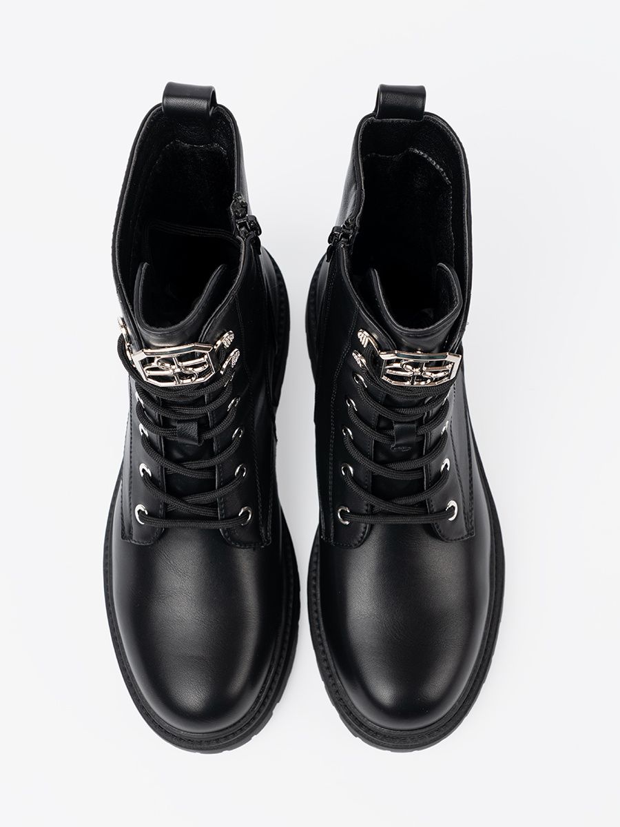 Schwarze Schnürstiefeletten mit metallischem Dekor