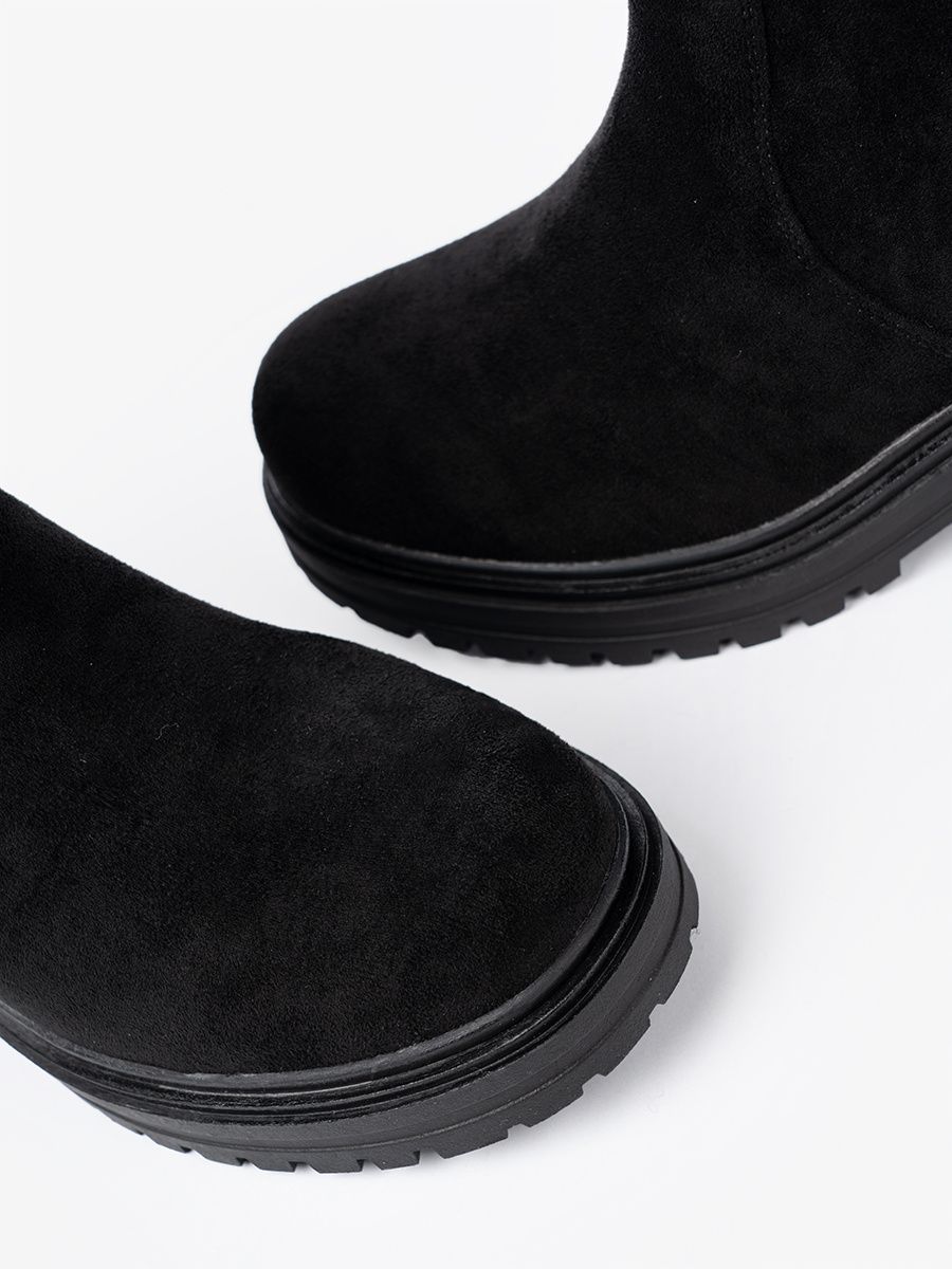 Schwarze Stiefeletten mit massiver Sohle