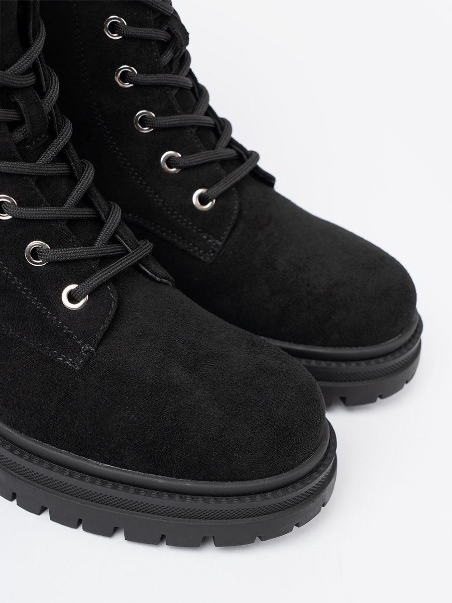 Elegante schwarze Worker mit glitzernden Kristallen