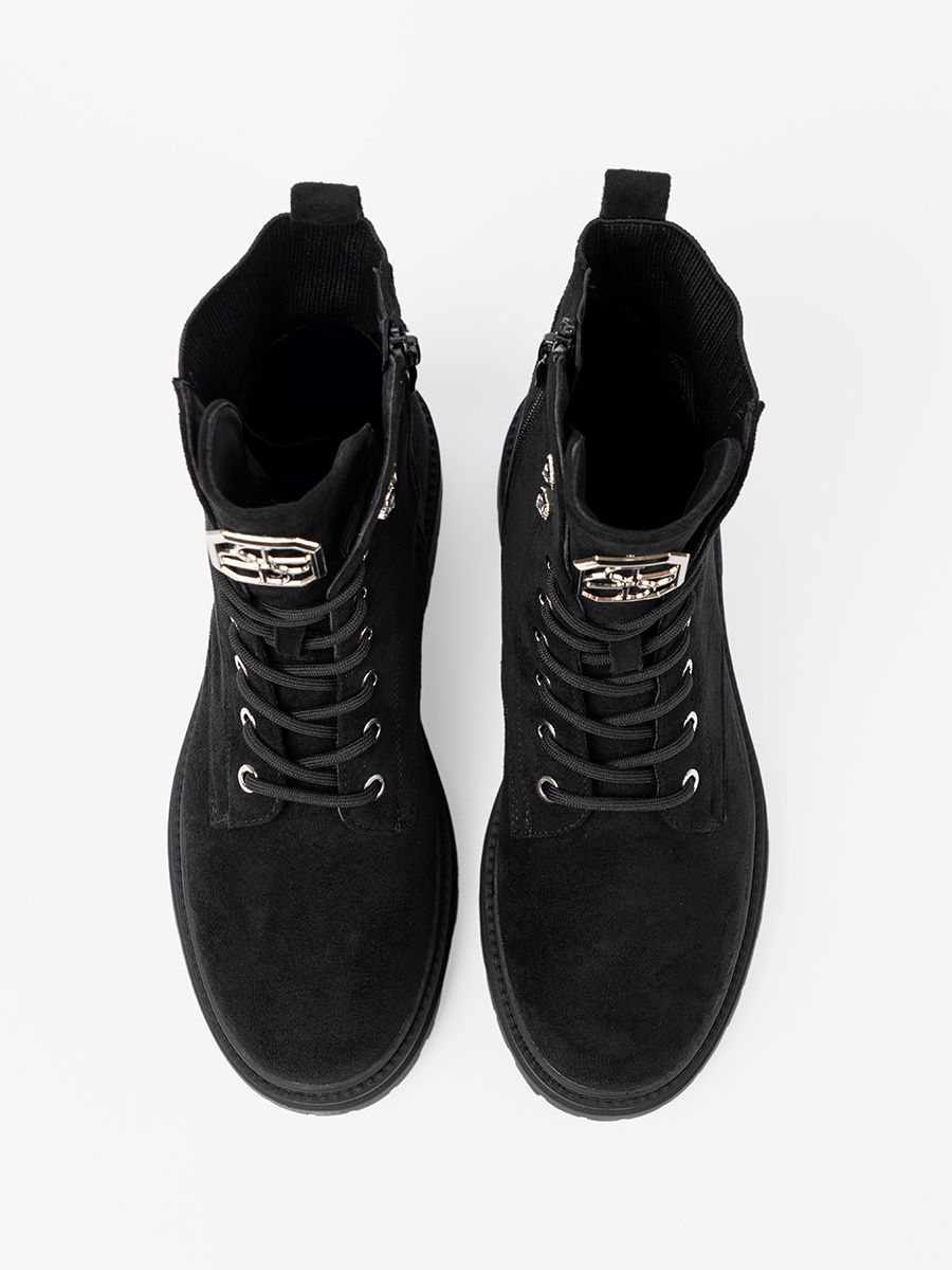 Elegante schwarze Worker mit glitzernden Kristallen