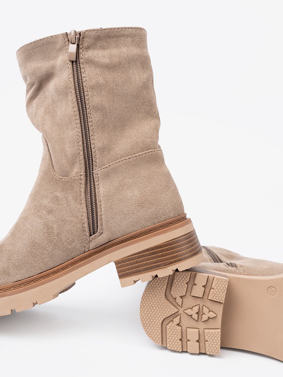 Minimalistische beige Stiefeletten aus weichem Wildleder