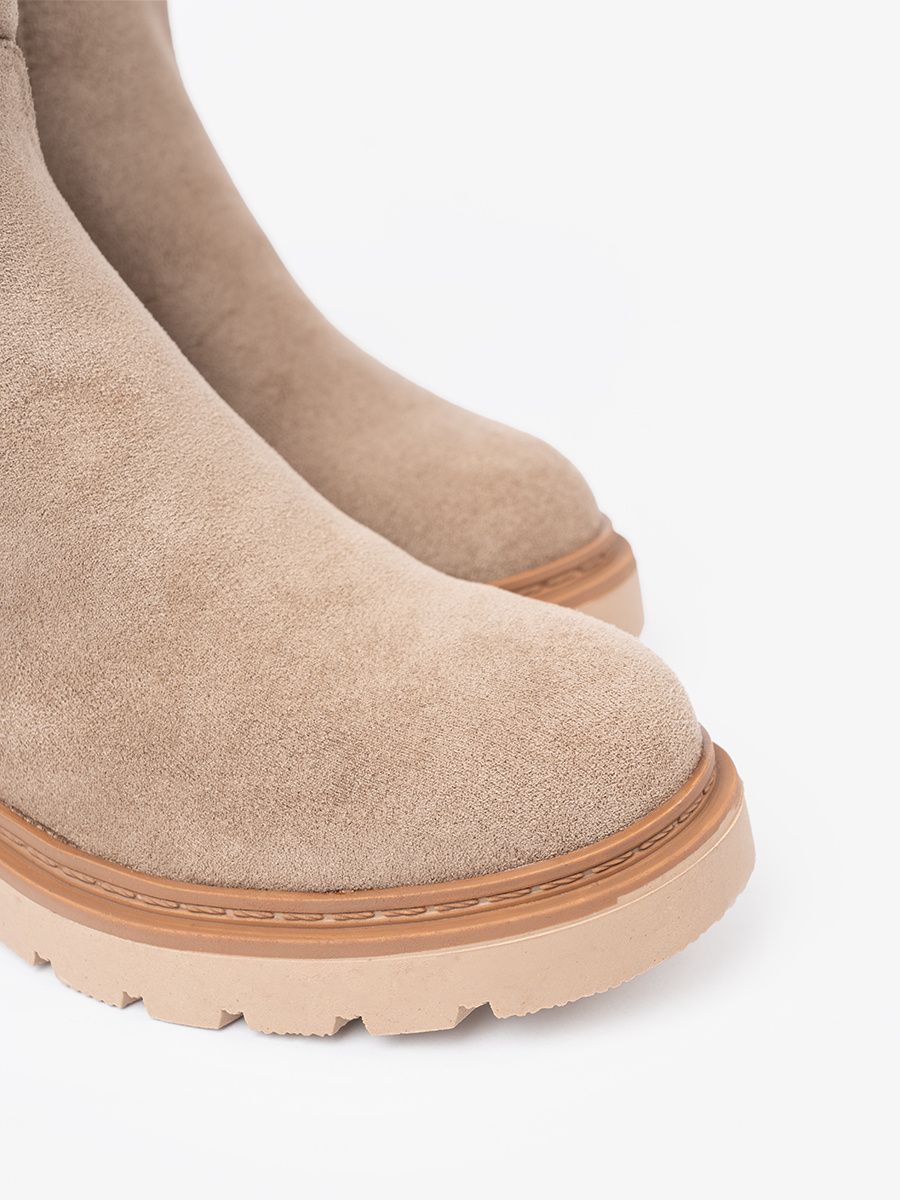 Minimalistische beige Stiefeletten aus weichem Wildleder