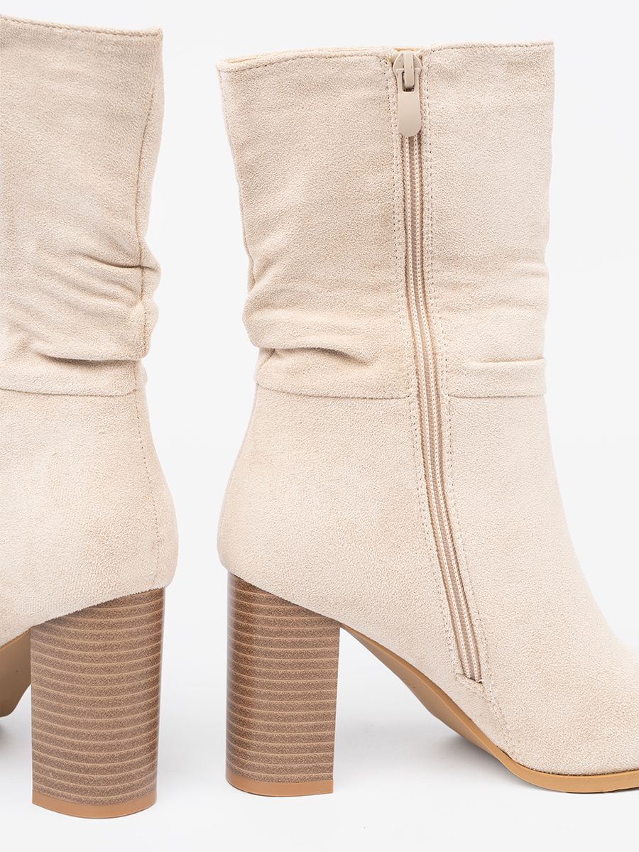 Helle beige Stiefeletten mit gerafftem Schaft