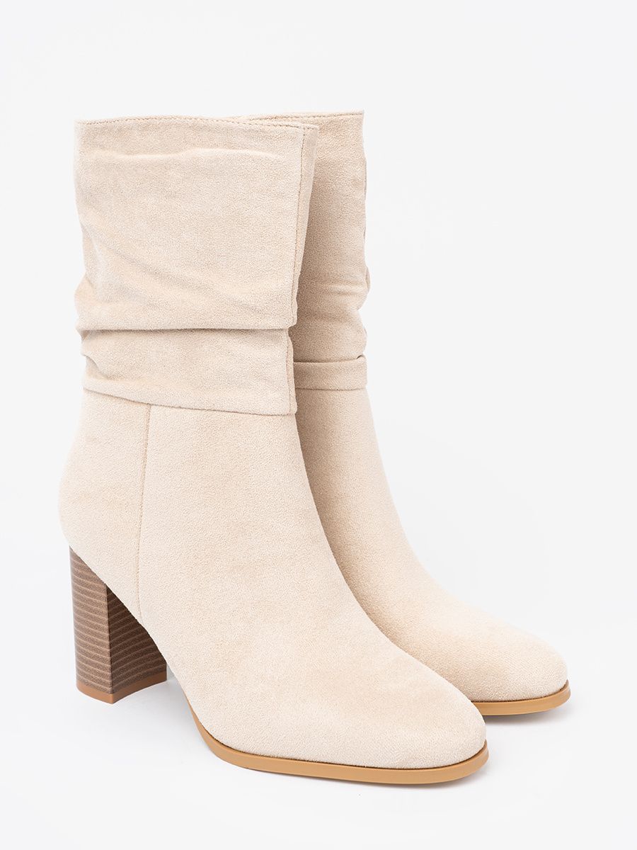 Helle beige Stiefeletten mit gerafftem Schaft