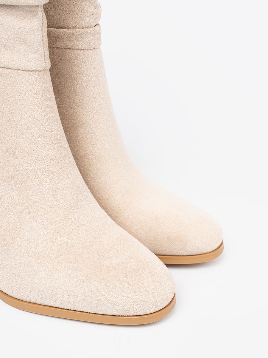 Helle beige Stiefeletten mit gerafftem Schaft