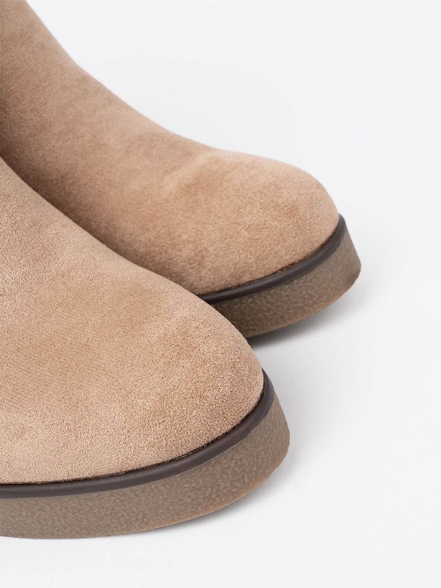 Beige Wedge-Stiefeletten mit dekorativer Schnalle