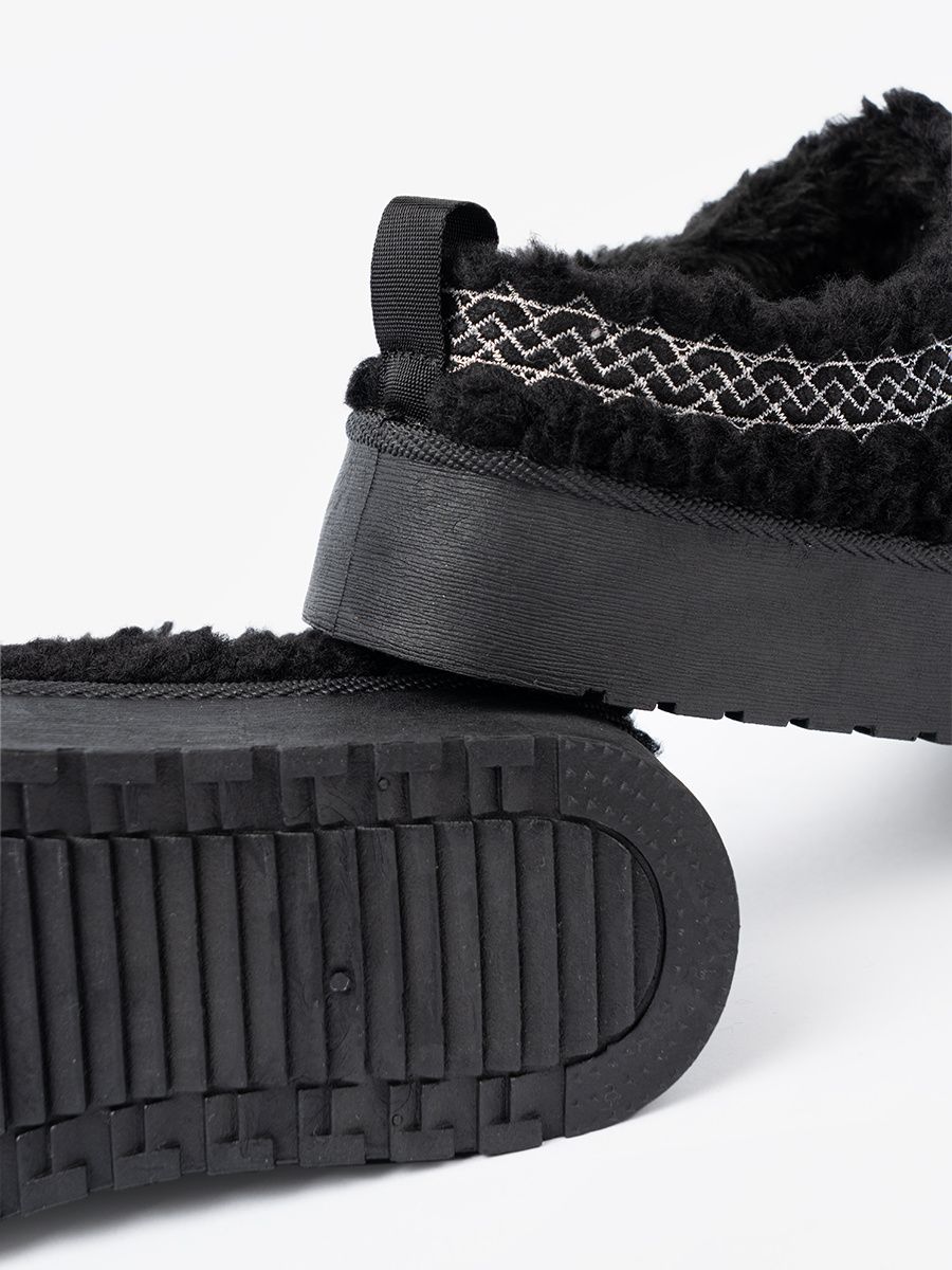 Schwarze Schneestiefel mit dekorativer Stickerei