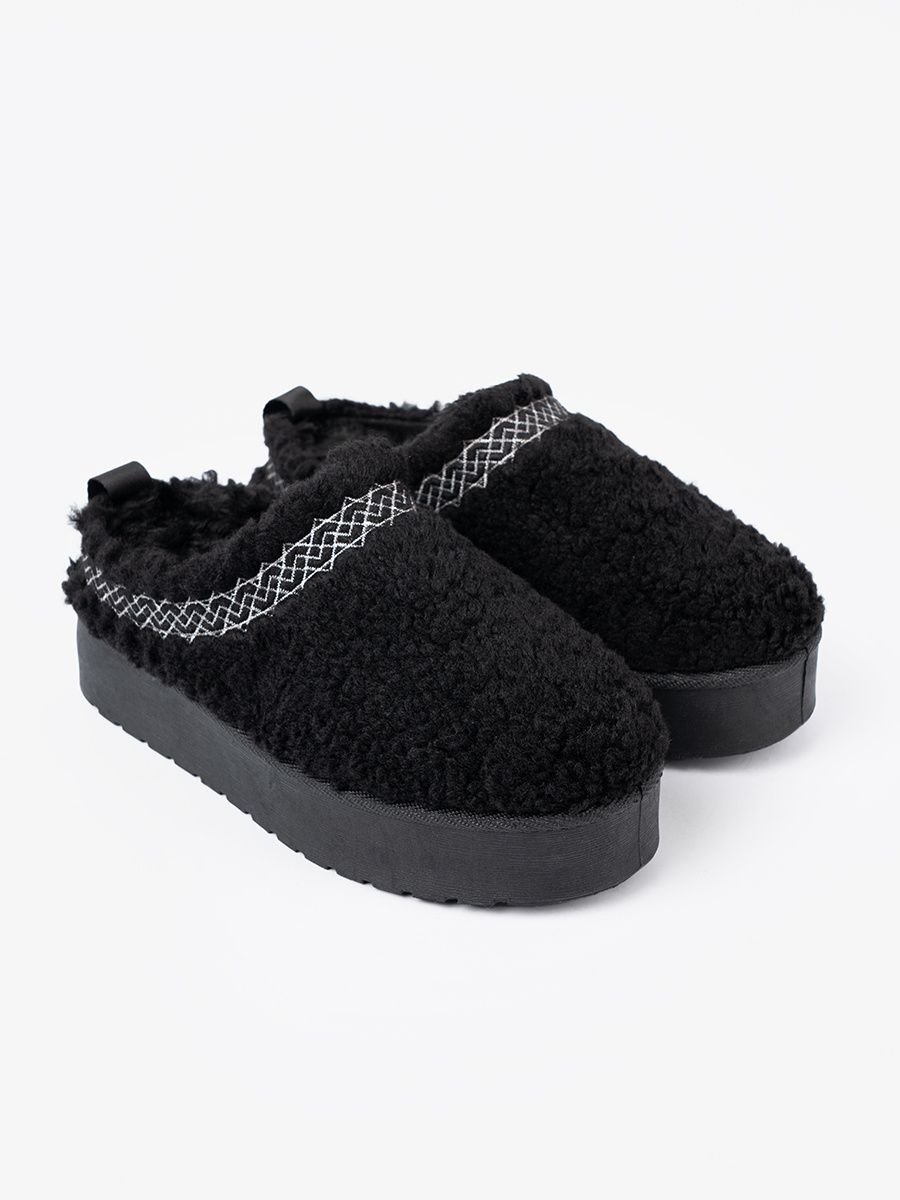 Schwarze Schneestiefel mit dekorativer Stickerei