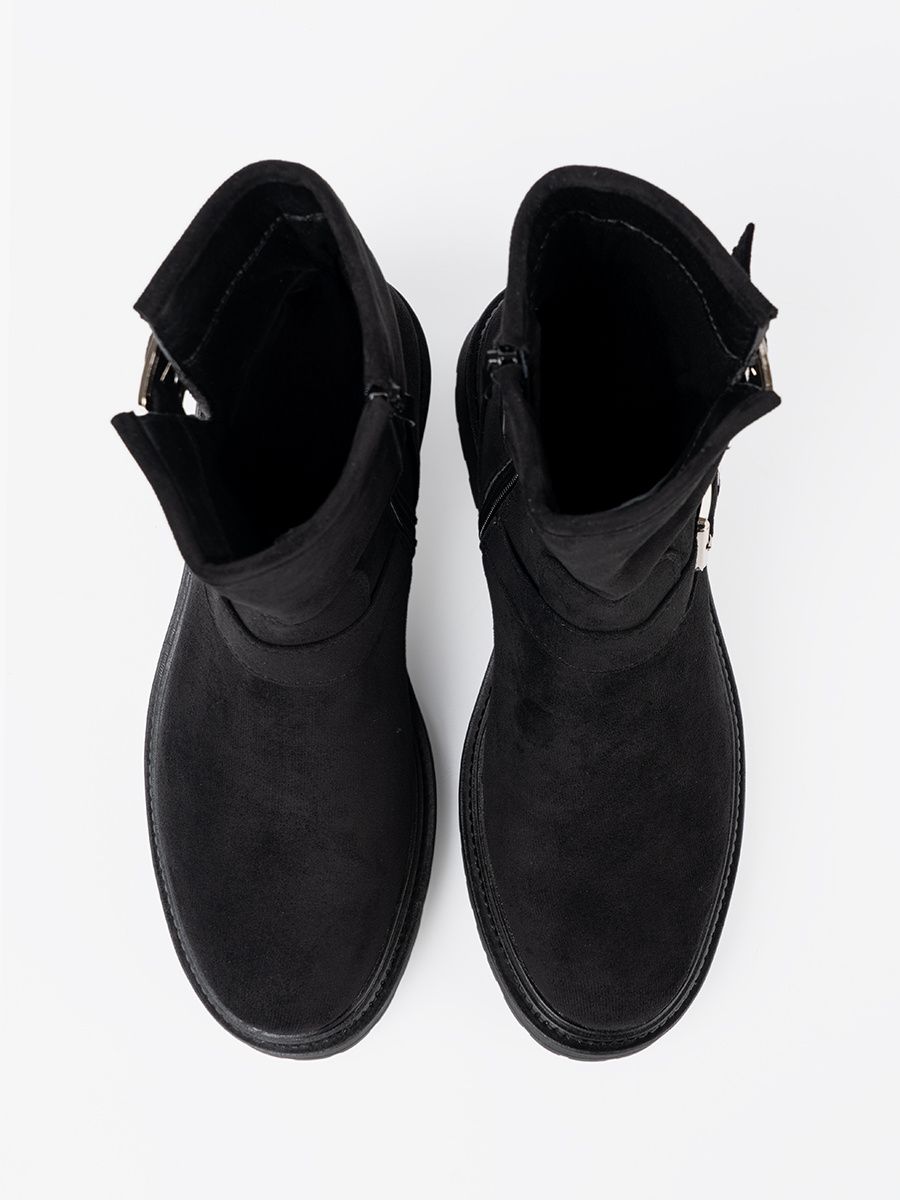 Moderne schwarze Stiefeletten mit silbernen Schnallen