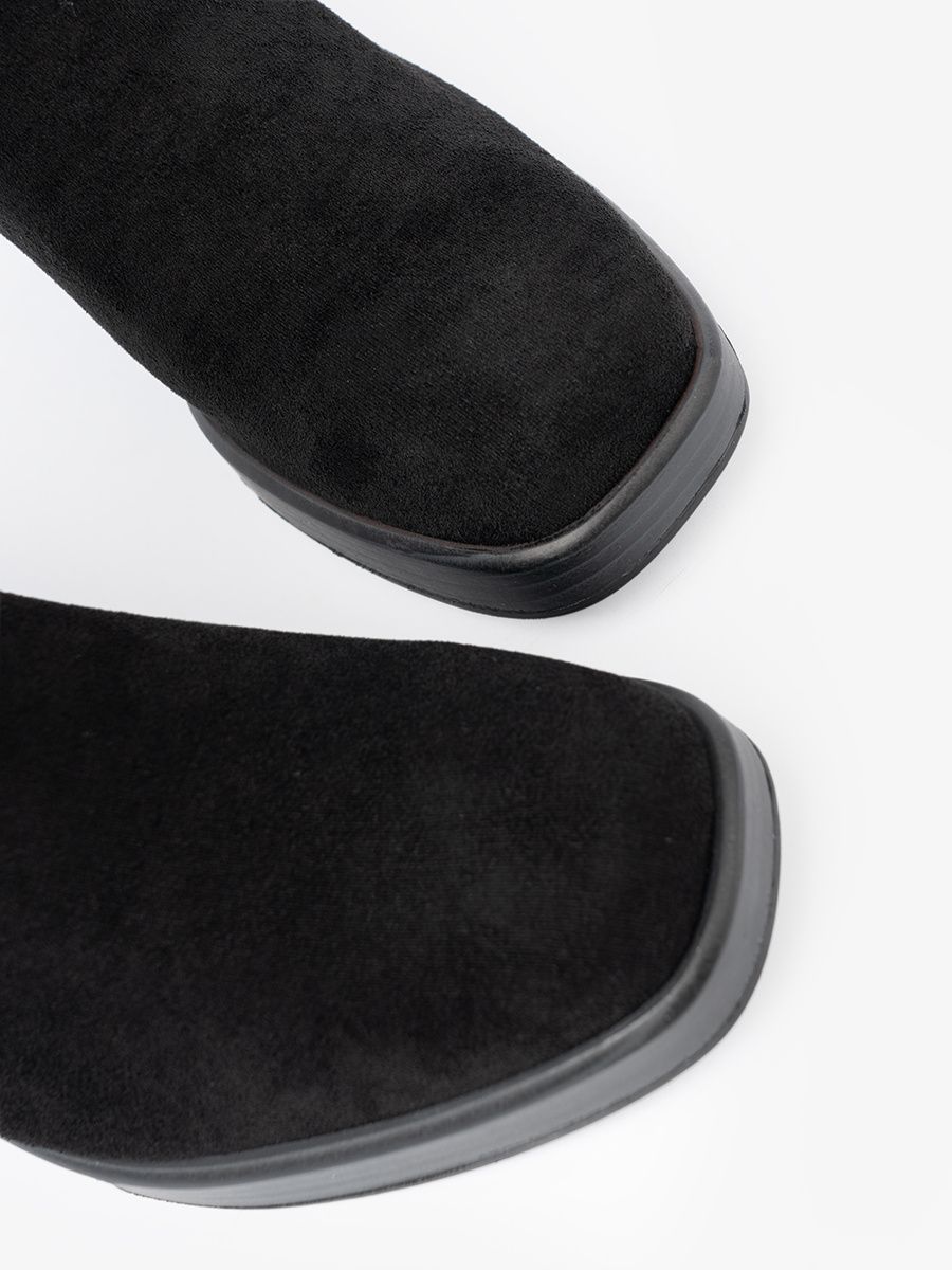 Elegante schwarze Stiefeletten auf stabilem Absatz