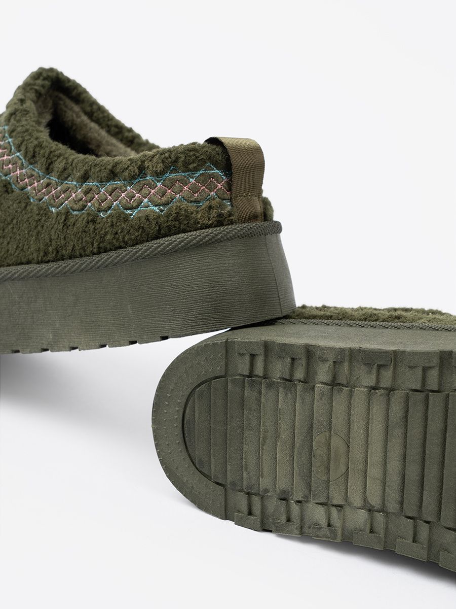 Dunkelgrüne, weiche Schneestiefel ohne Ferse