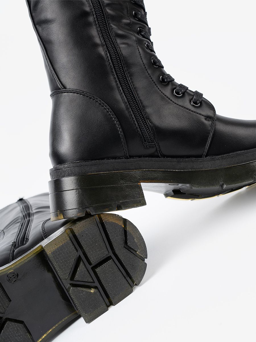 Klassische schwarze Stiefel mit Schnürung und Reißverschluss