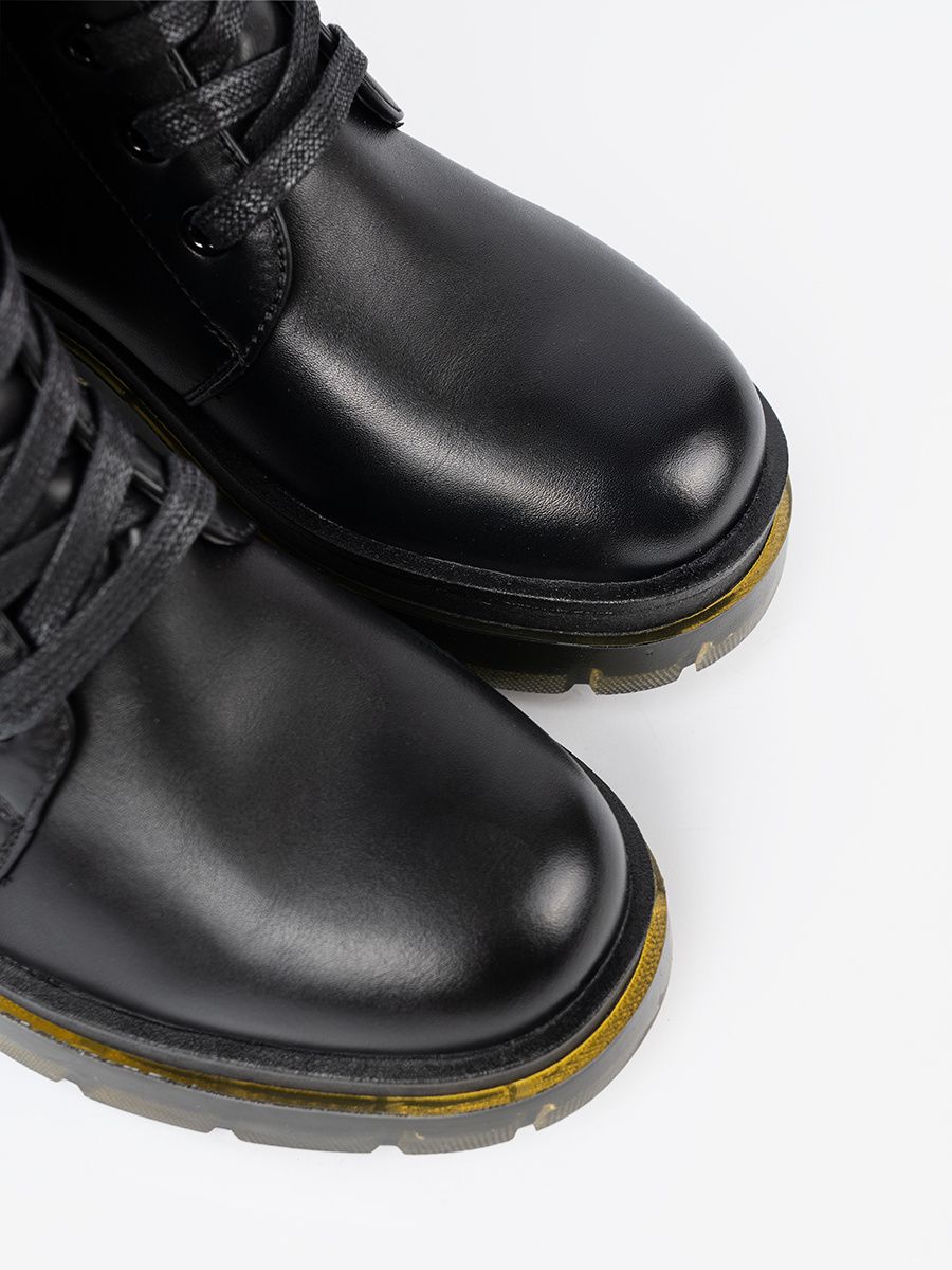 Klassische schwarze Stiefel mit Schnürung und Reißverschluss