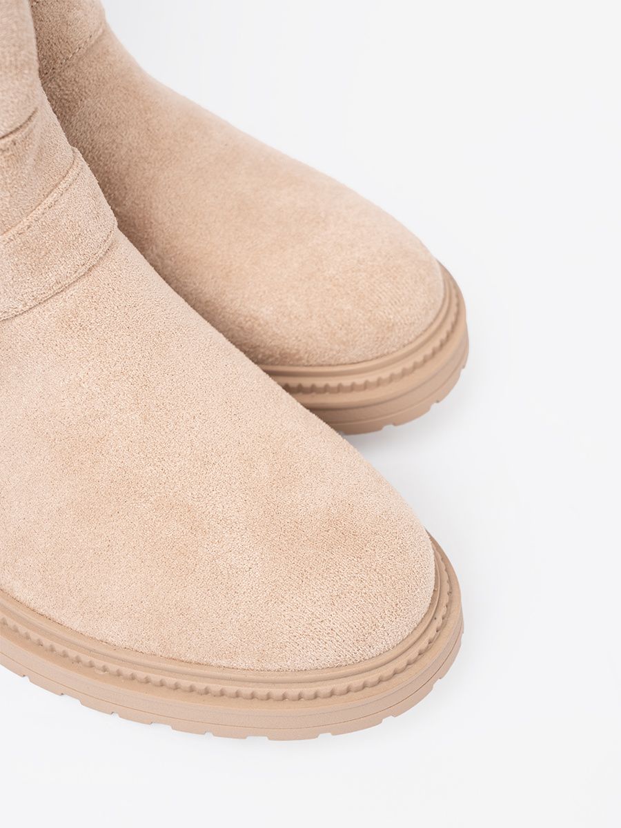 Stilvolle beige Stiefeletten mit dekorativen Schnallen