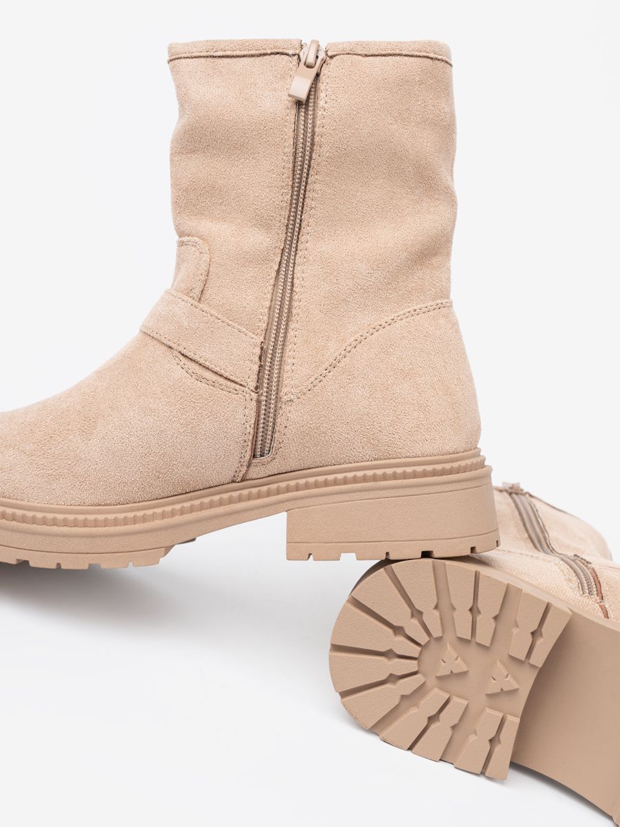 Stilvolle beige Stiefeletten mit dekorativen Schnallen