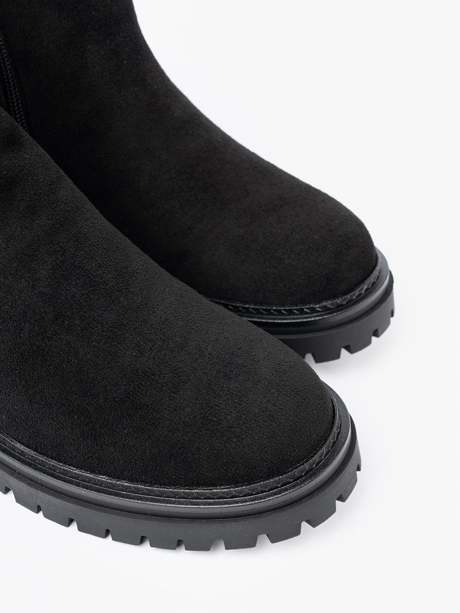 Klassische schwarze Stiefeletten mit dicker Sohle