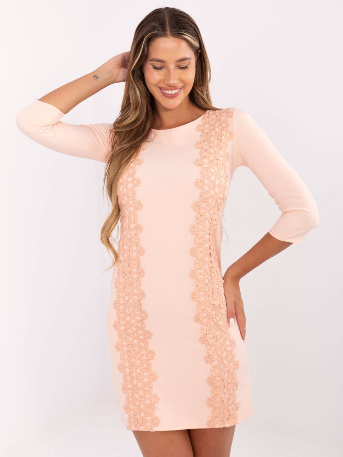 Pfirsichfarbene Cocktailkleid