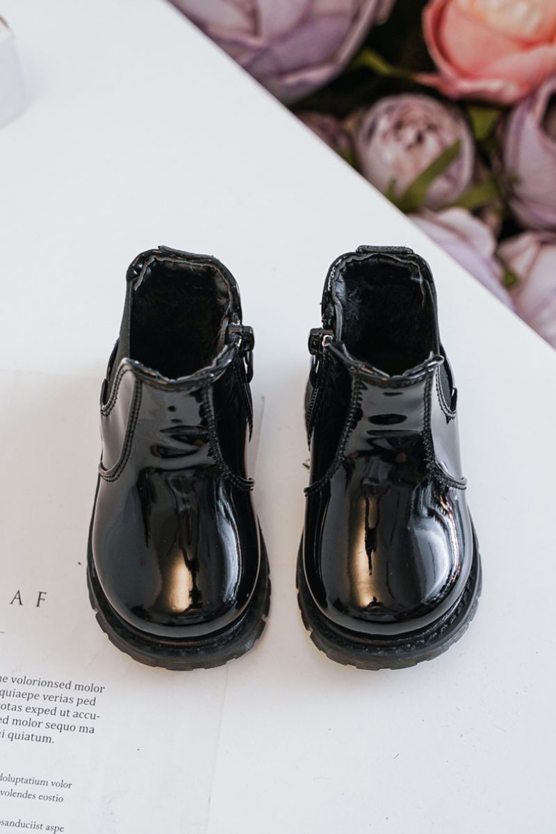 Lackierte gefütterte schwarze Stiefelette
