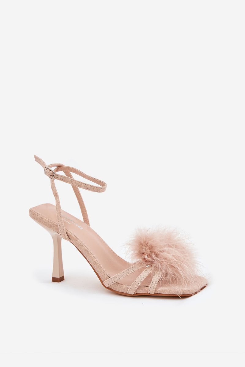 Beige Sandale mit Stiletto-Absatz und Federn