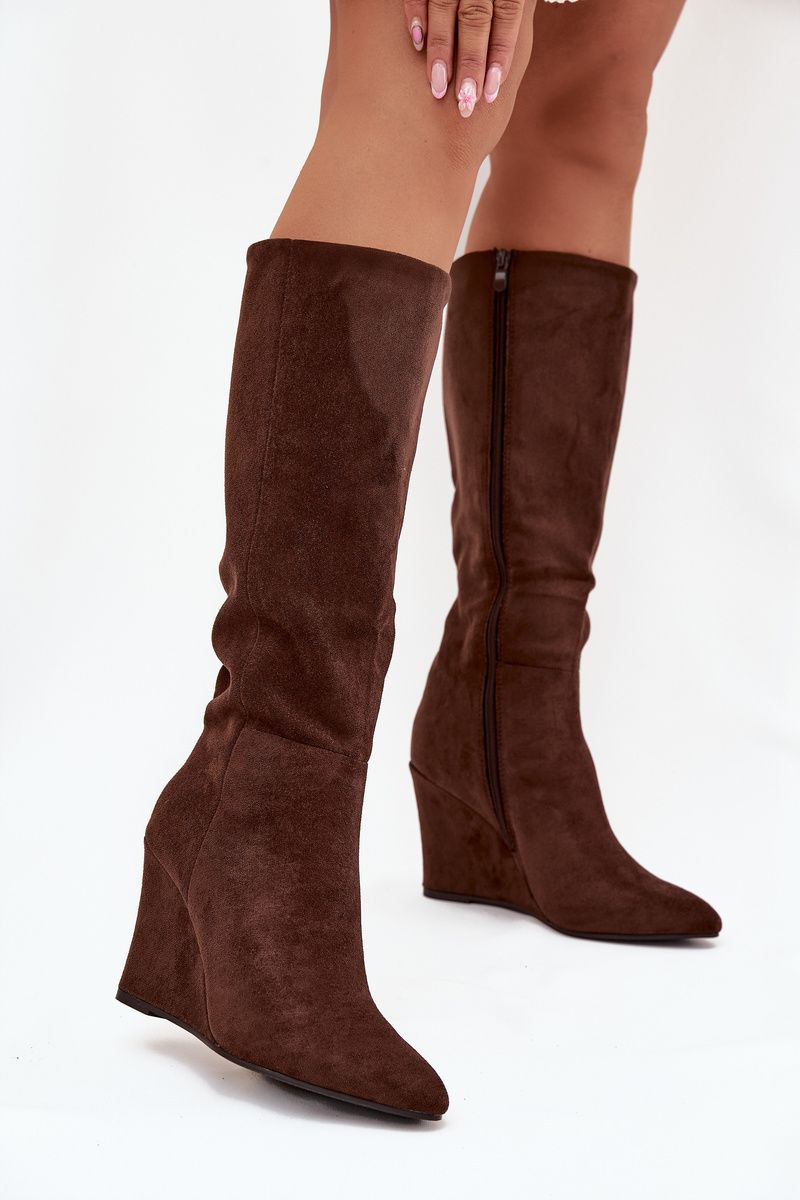 Gefütterte braune Stiefel mit Keilabsatz aus Wildlederimitat