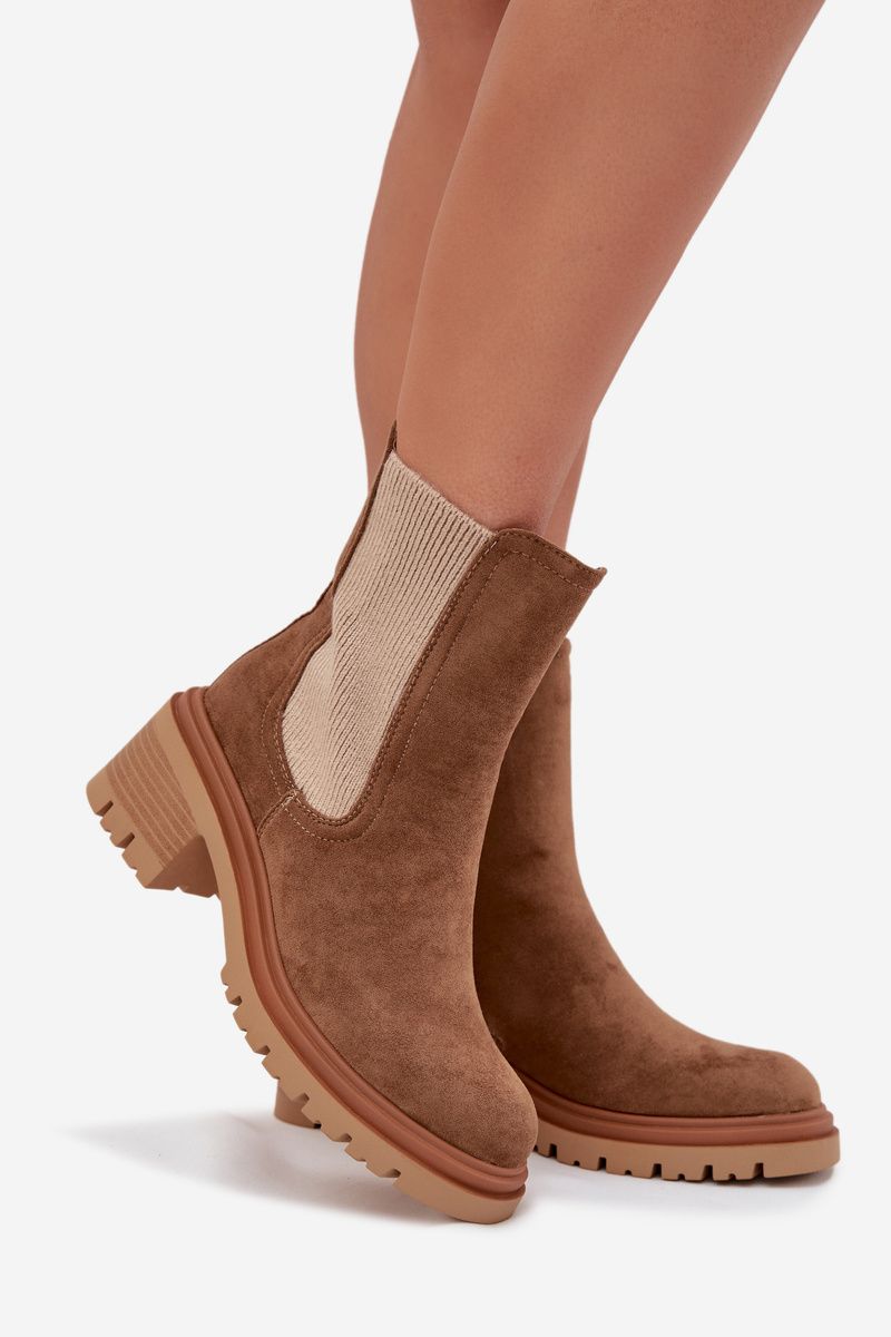 Braune Stiefelette aus Veloursleder mit Blockabsatz