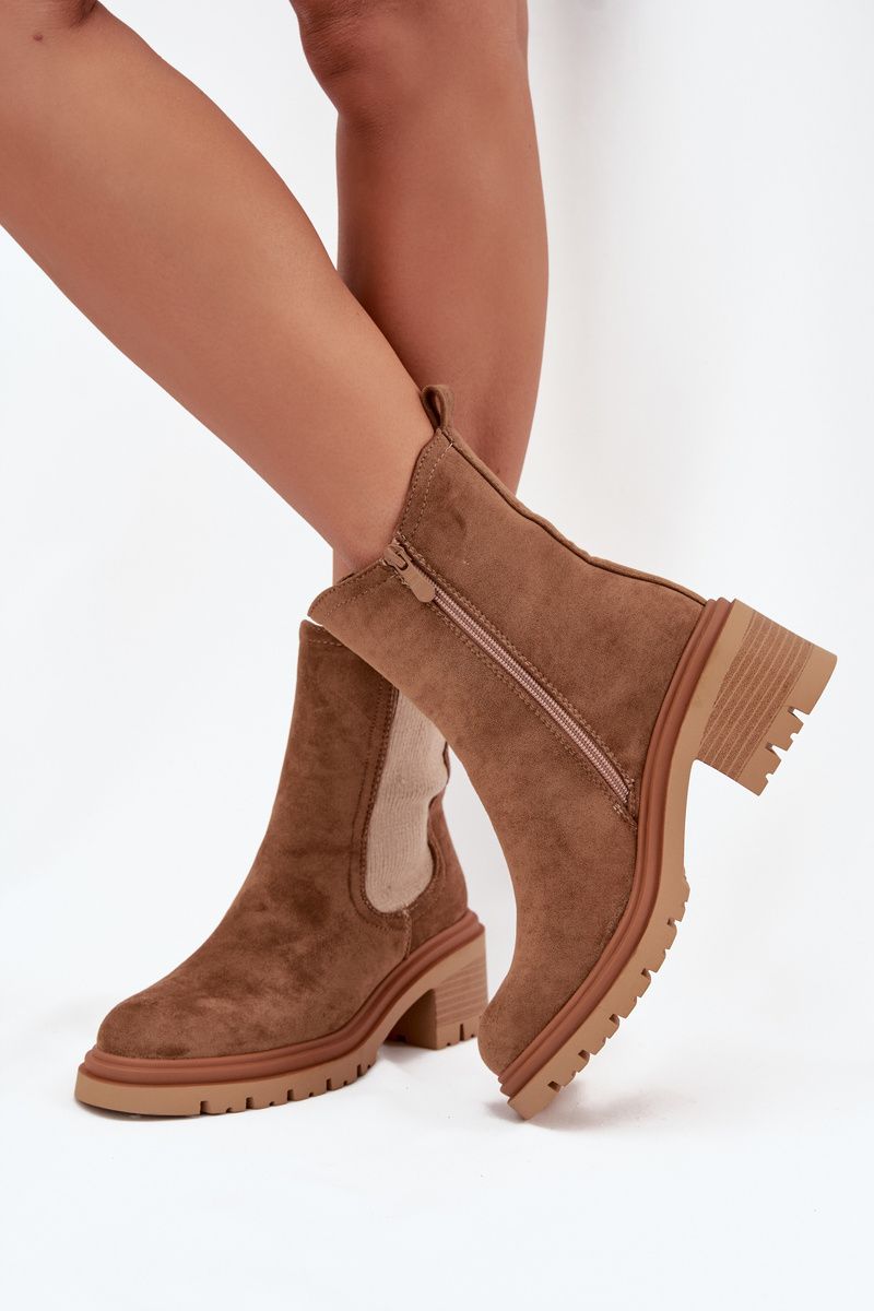 Braune Stiefelette aus Veloursleder mit Blockabsatz
