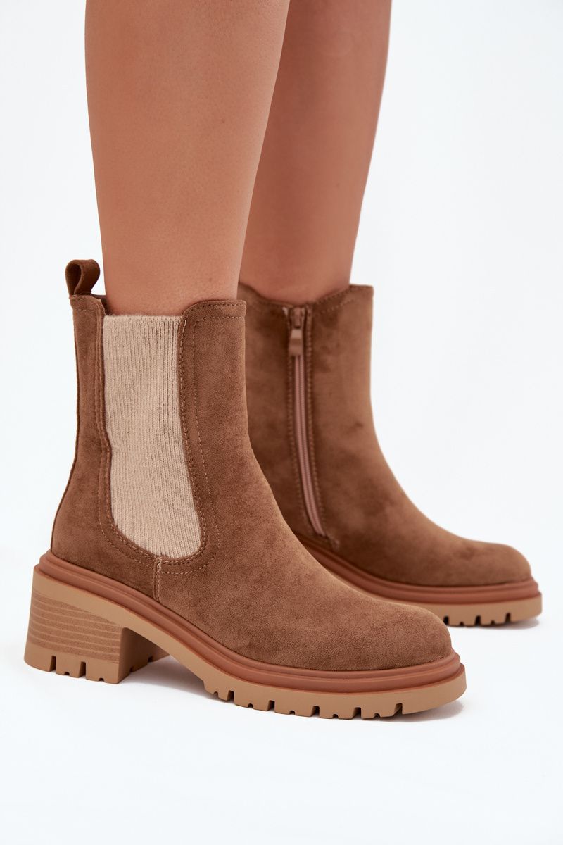 Braune Stiefelette aus Veloursleder mit Blockabsatz