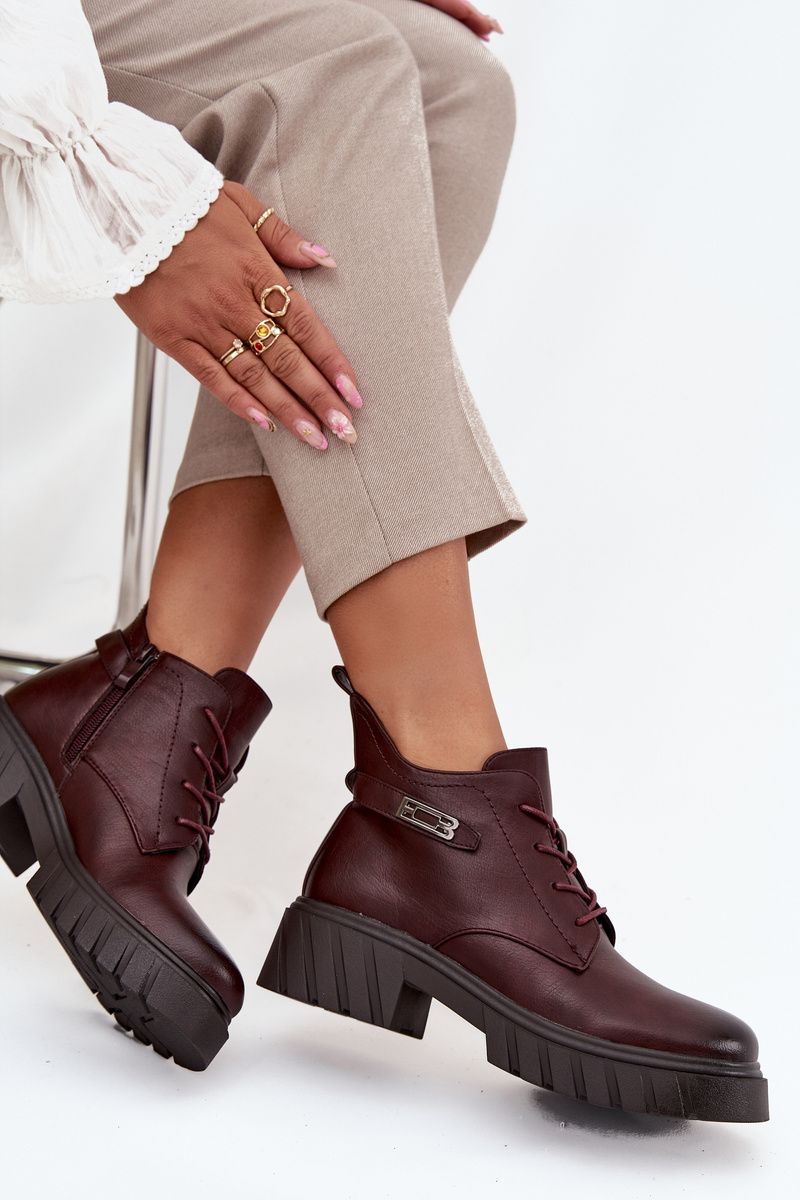 Niedrige gefütterte Stiefelette mit Blockabsatz und Zierband bordeaux