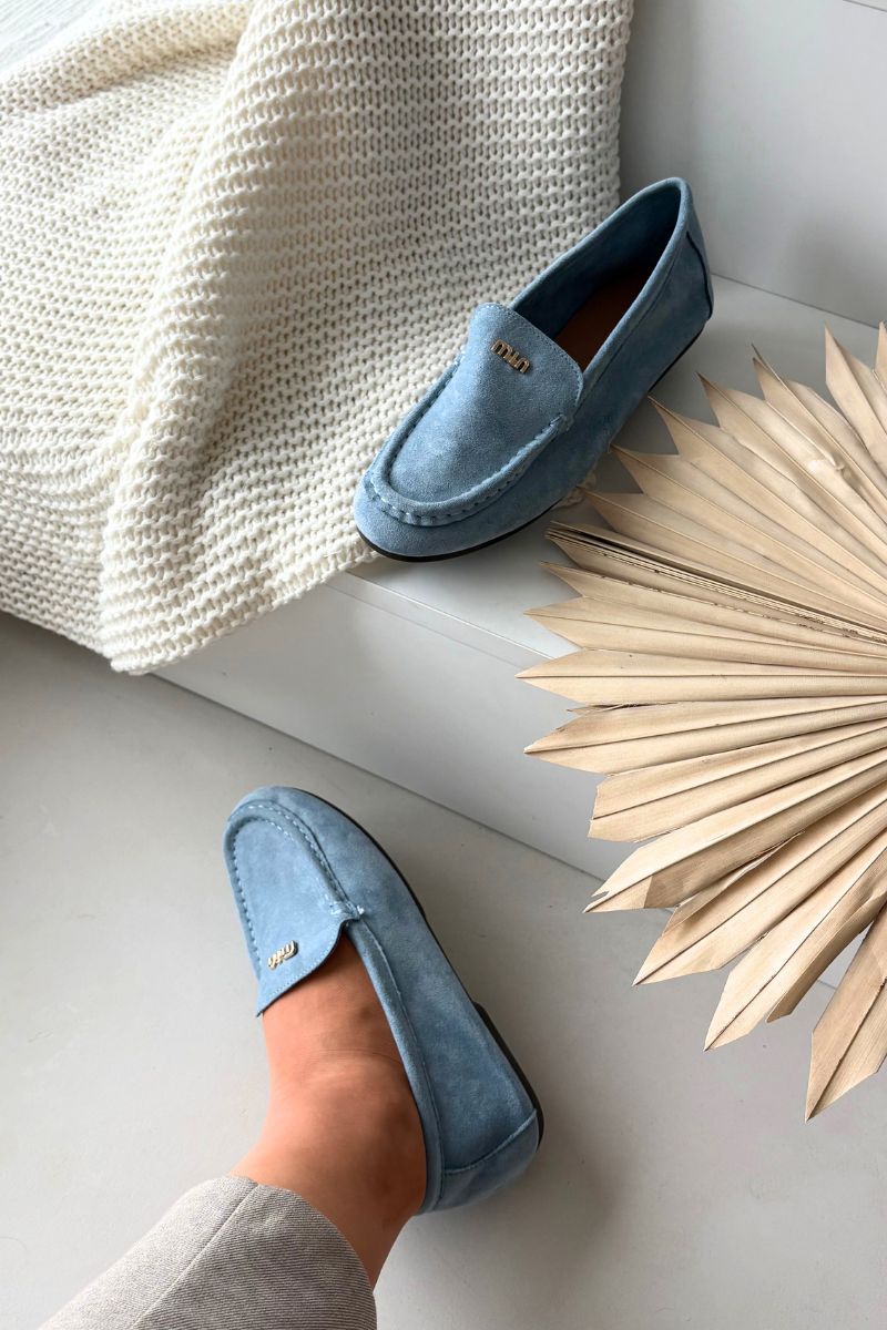 Blaue Mokassins aus Veloursleder mit goldenem Detail