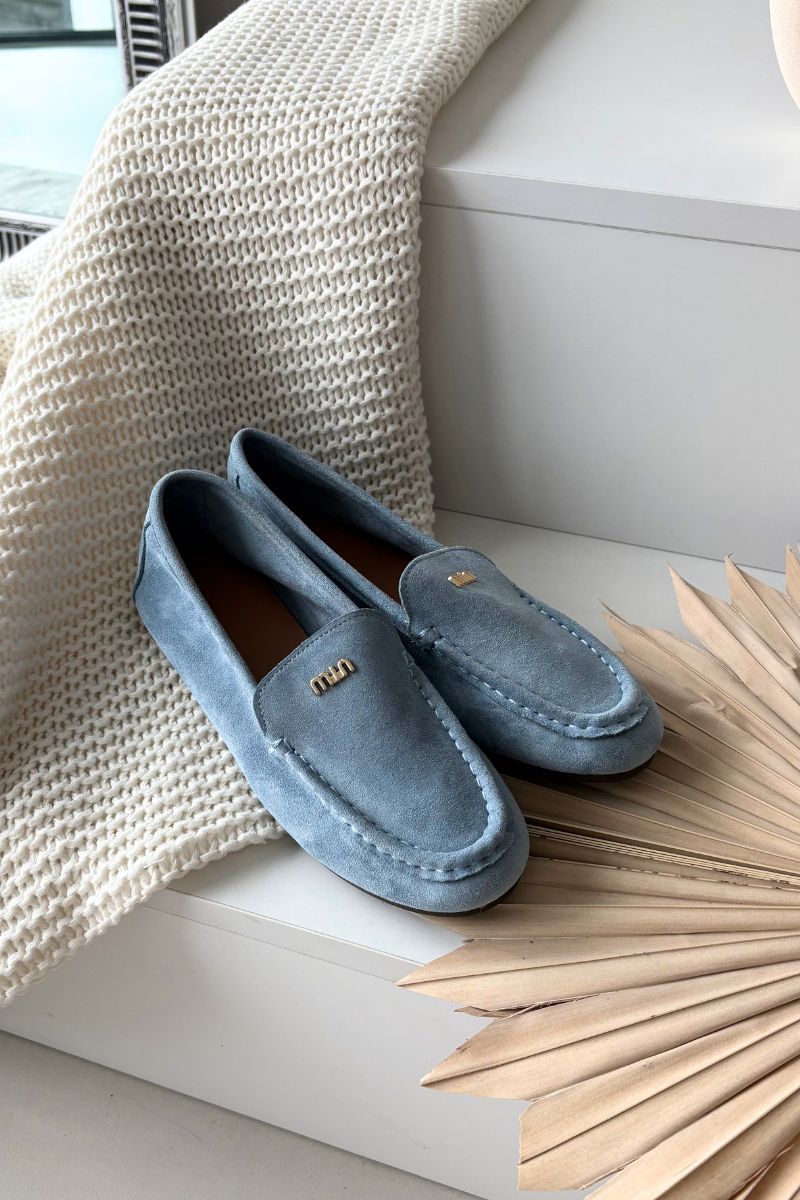 Blaue Mokassins aus Veloursleder mit goldenem Detail