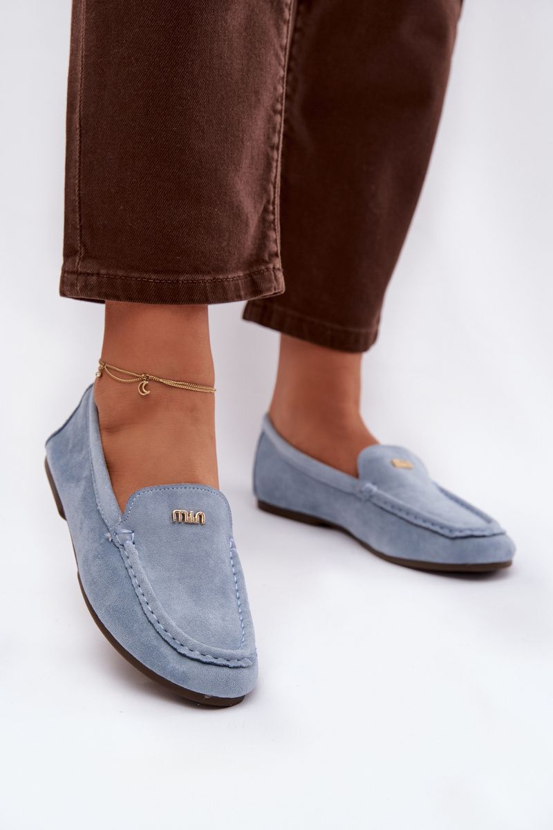 Blaue Mokassins aus Veloursleder mit goldenem Detail