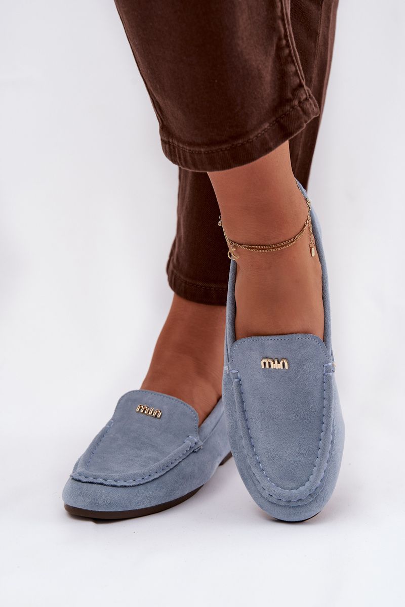 Blaue Mokassins aus Veloursleder mit goldenem Detail