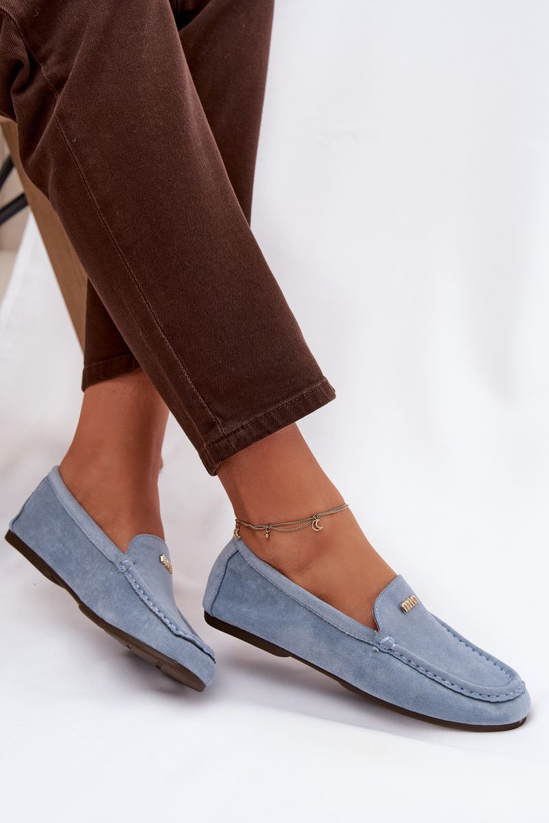 Blaue Mokassins aus Veloursleder mit goldenem Detail