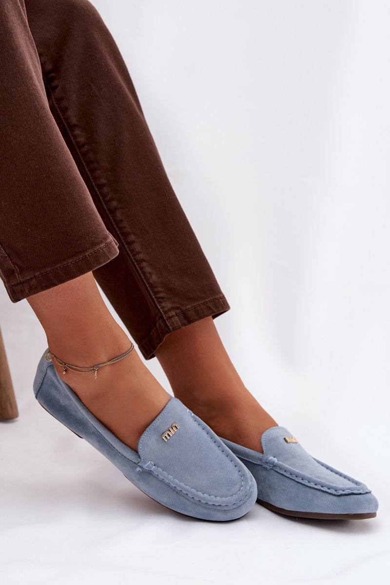 Blaue Mokassins aus Veloursleder mit goldenem Detail