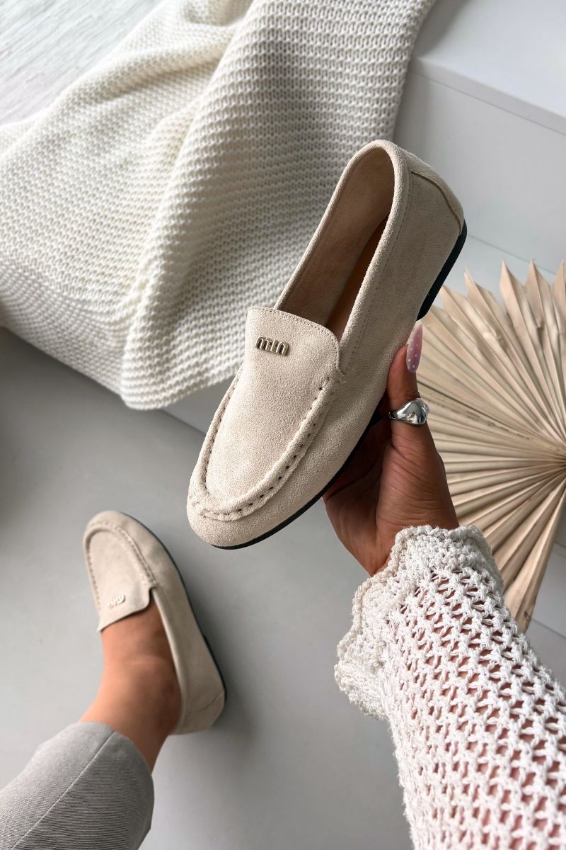 Beige Mokassins aus Velourslederimitat mit goldenem Detail